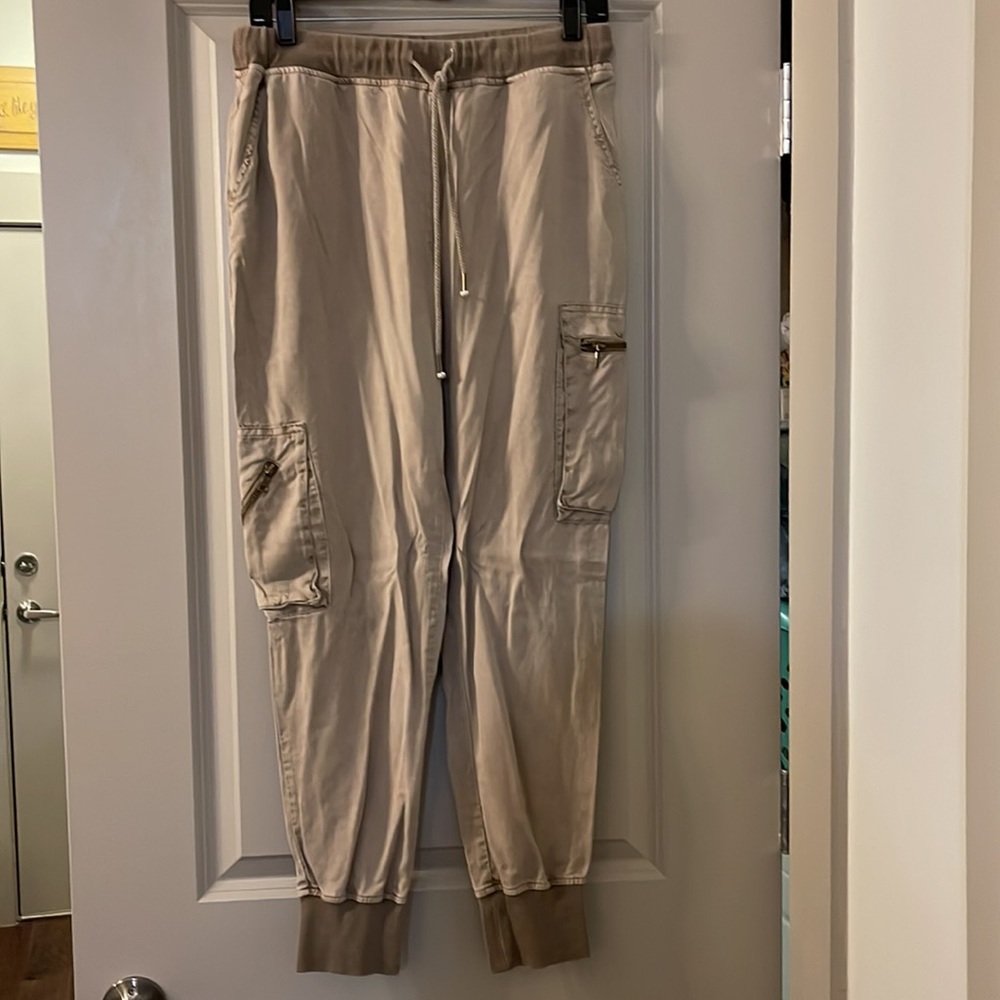 Young, Fabulous & Broke Kacki Pants Size Small